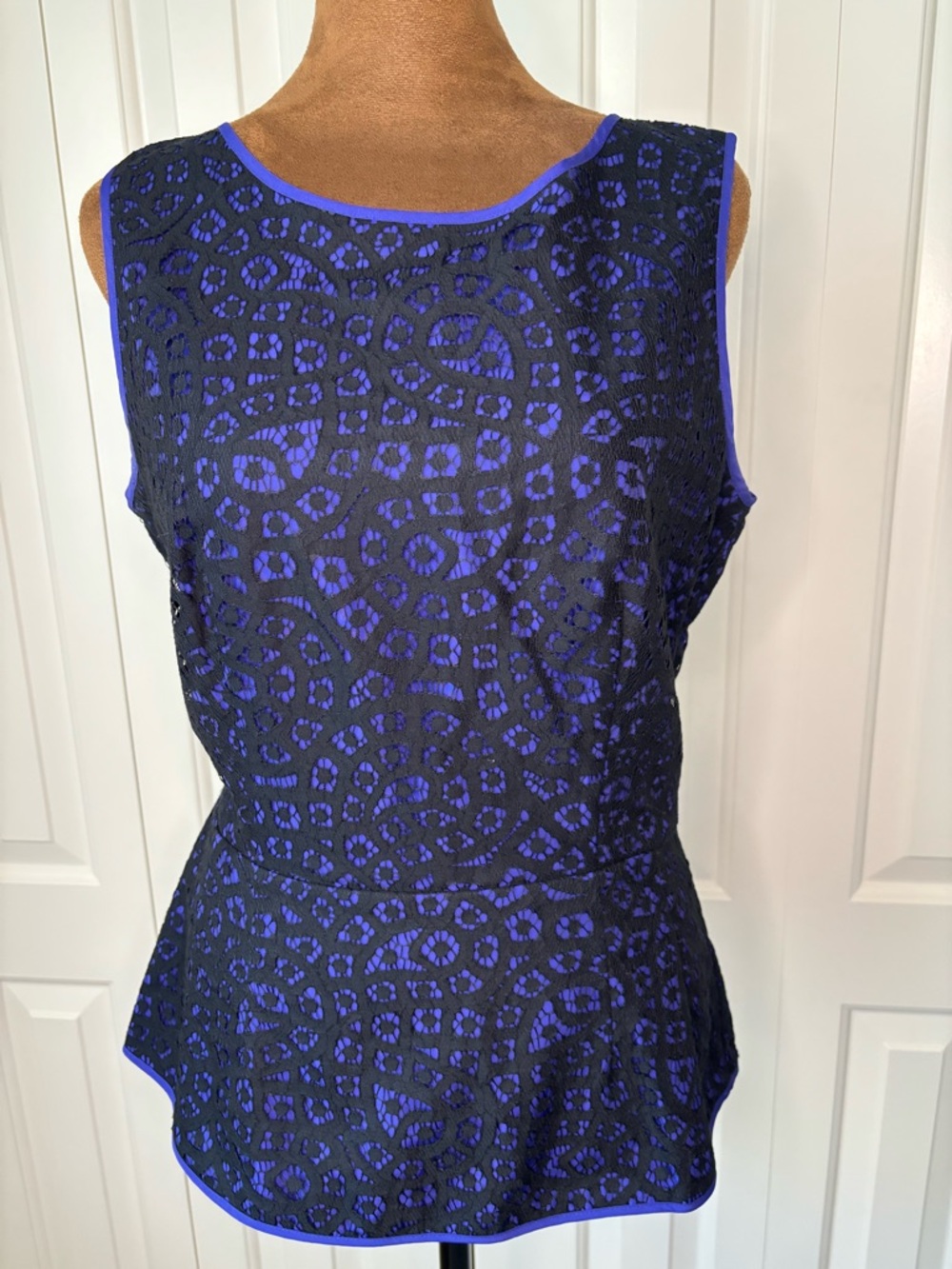 Banana Republic Black & Purple Blue Lace Overlay Peplum Sleeveless Top - Size 6 - Picture 7 of 11